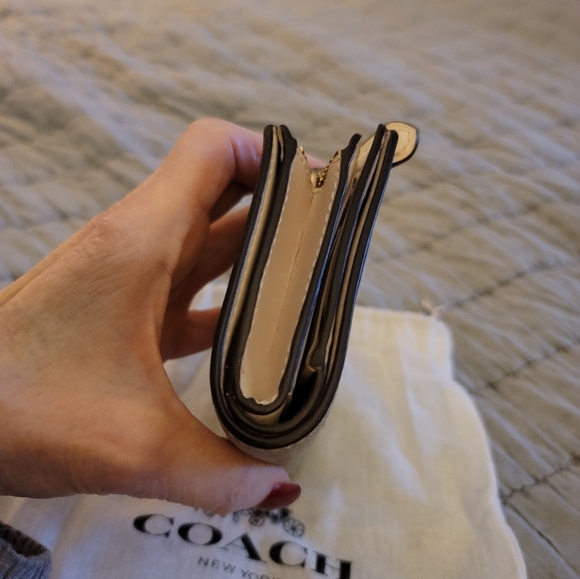 Coach Medium Corner Zip Wallet In Signature Canvas/ GUC - Picture 4 of 7